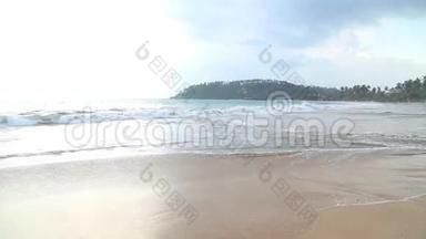 米里萨，斯里兰卡-2014年3月：米里萨海滩上的暴风雨和多云天气。 这个小小的沙质热带海滩拥有一些